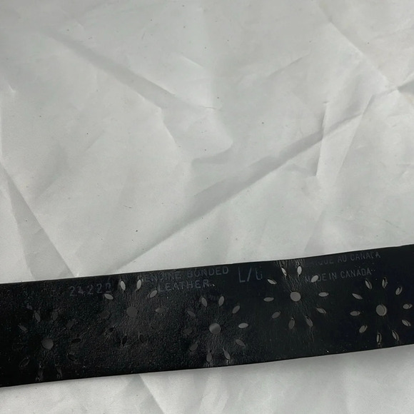VINTAGE Black Bonded Leather Floral Eyelet Cutout Wide Belt Brass Buckle Size L - Picture 6 of 10